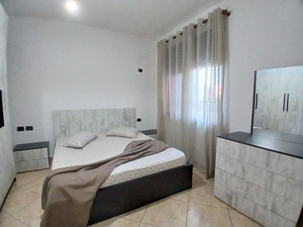 Tirane, jepet me qera apartament 1+1+Ballkon Kati 2, 70 m² 550 € (Qender)