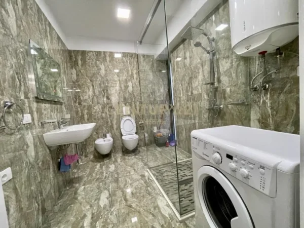 Tirane, jepet me qera apartament 3+1 Kati 2, 129 m² 1.000 € (21 dhjetori)