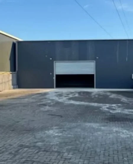 Tirane, jepet me qera magazine Kati 0, 160 m² 1.300 € (Perballe Qtu)