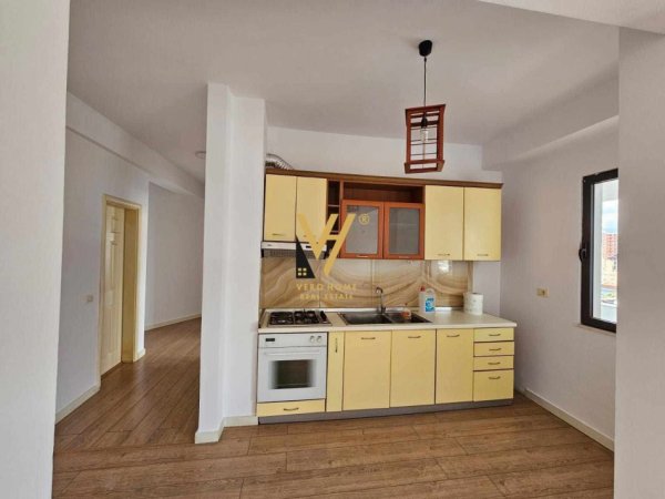 Tirane, jepet me qera apartament 2+1+Ballkon Kati 2, 120 m² 400 € (UNAZA E RE)