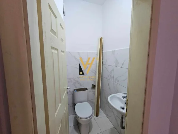 Tirane, jepet me qera apartament 2+1+Ballkon Kati 2, 120 m² 400 € (UNAZA E RE)