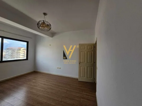 Tirane, jepet me qera apartament 2+1+Ballkon Kati 2, 120 m² 400 € (UNAZA E RE)
