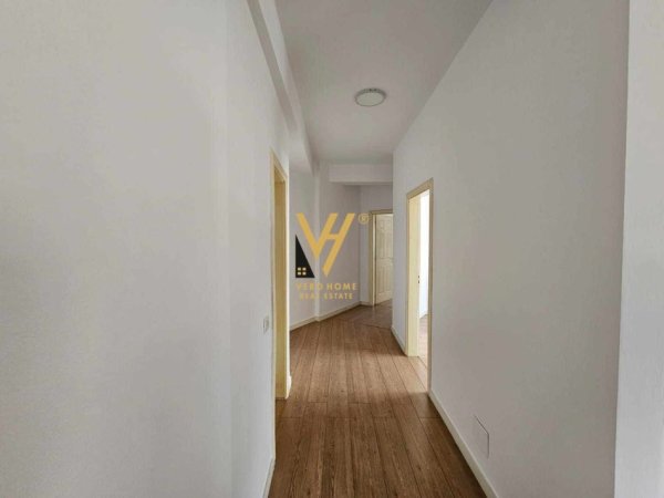 Tirane, jepet me qera apartament 2+1+Ballkon Kati 2, 120 m² 400 € (UNAZA E RE)
