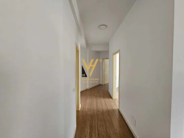 Tirane, jepet me qera apartament 2+1+Ballkon Kati 2, 120 m² 400 € (UNAZA E RE)