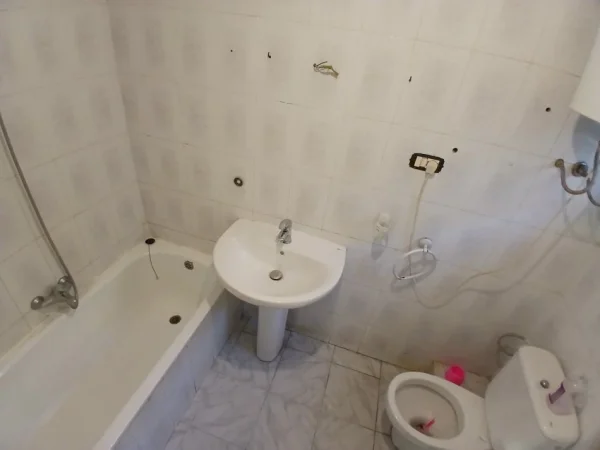 Tirane, jepet me qera apartament 2+1+Ballkon Kati 5, 75 m² 470 € (Myslym shyr)