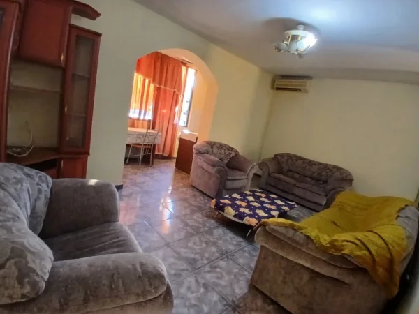 Tirane, jepet me qera apartament 2+1+Ballkon Kati 5, 75 m² 470 € (Myslym shyr)