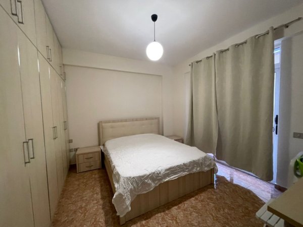 jepet me qera apartament 2+1 komuna e parisit , 700 €