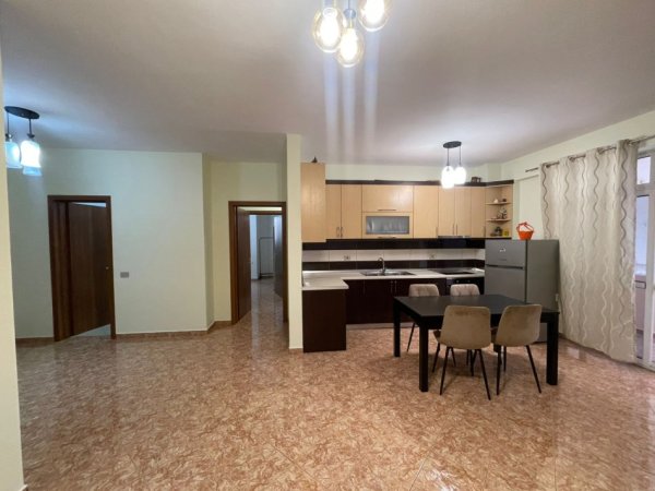 jepet me qera apartament 2+1 komuna e parisit , 700 €
