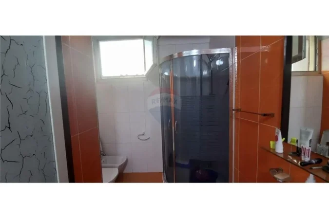 Tirane, jepet me qera 2+1 Kati 3, 92 m² 650 € (Vasil Shanto)