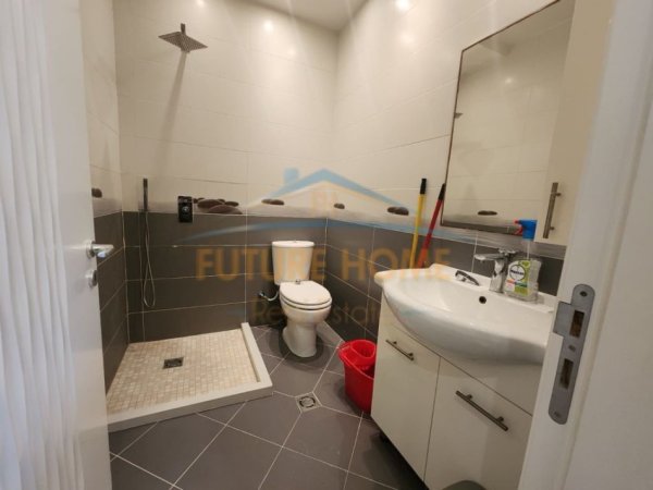 Tirane, jepet me qera apartament 1+1 Kati 8, 108 m² 750 € (Stacionit te Trenit, Rruga Panorama.)