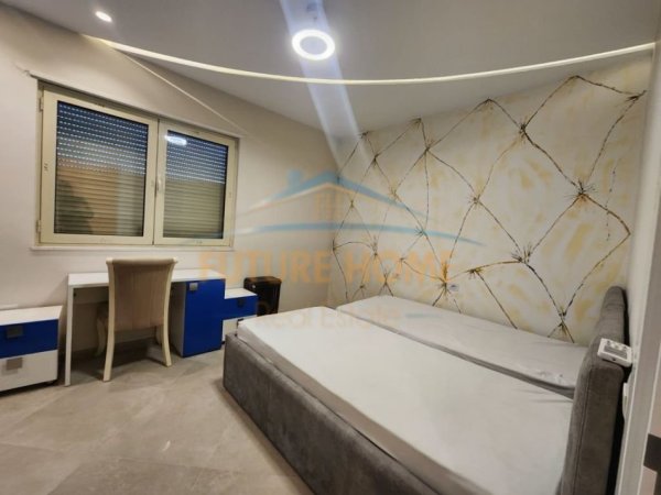 Tirane, jepet me qera apartament 1+1 Kati 8, 108 m² 750 € (Stacionit te Trenit, Rruga Panorama.)