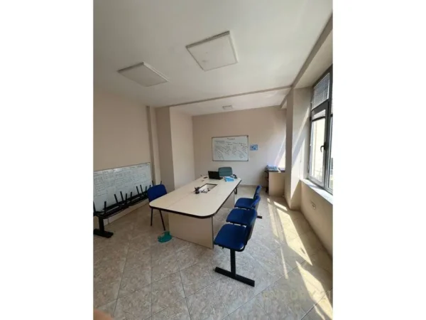 Tirane, jepet me qera zyre Kati 1, 155 m² 1.700 € 