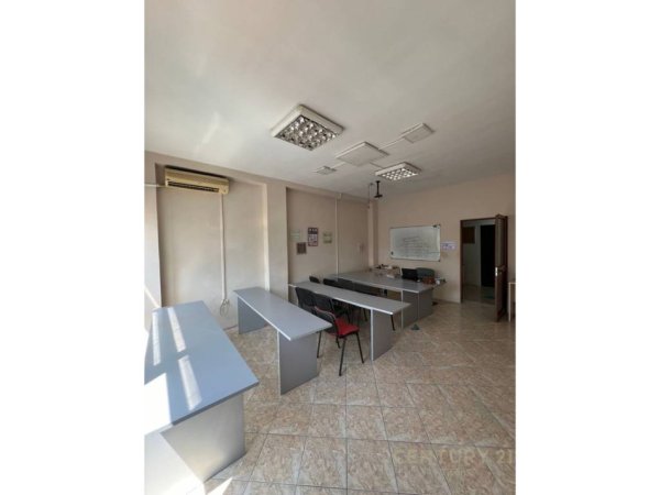 Tirane, jepet me qera zyre Kati 1, 155 m² 1.700 € 