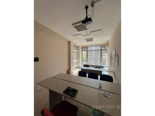 Tirane, jepet me qera zyre Kati 1, 155 m² 1.700 € 