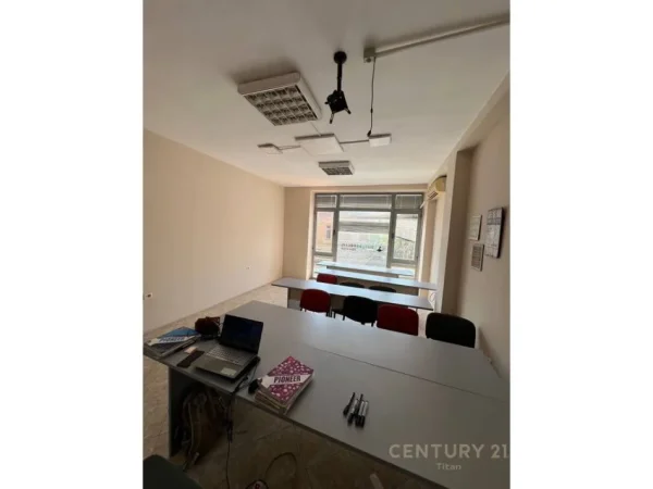 Tirane, jepet me qera zyre Kati 1, 155 m² 1.700 € 