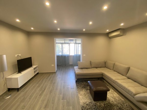 Tirane, jepet me qera apartament 2+1 Kati 3, 450 € (kinostudio)