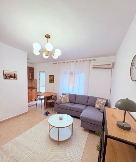 Tirane, jepet me qera apartament 1+1 Kati 3, 60 m² 500 € (shkolla e baletit)