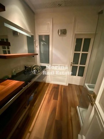 Tirane, jepet me qera apartament 2+1 Kati 2, 75 m² 800 € (Shkolla e Kuqe)