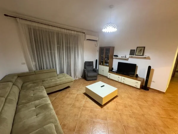 Jepet me qera apartament 2+1+2+Ballkon +parkim Kati 6, 100 m² 55.000 leke (Perballe Maternitetit te Ri te Kopshti Princi i lumtur)