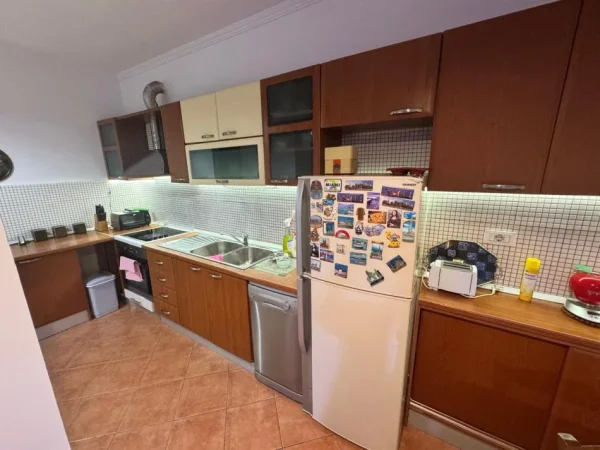 Jepet me qera apartament 2+1+2+Ballkon +parkim Kati 6, 100 m² 55.000 leke (Perballe Maternitetit te Ri te Kopshti Princi i lumtur)