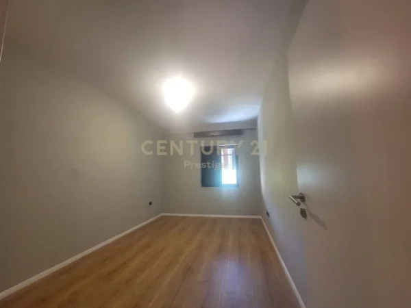 Tirane, jepet me qera zyre Kati 5, 160 m² 2.000 € 