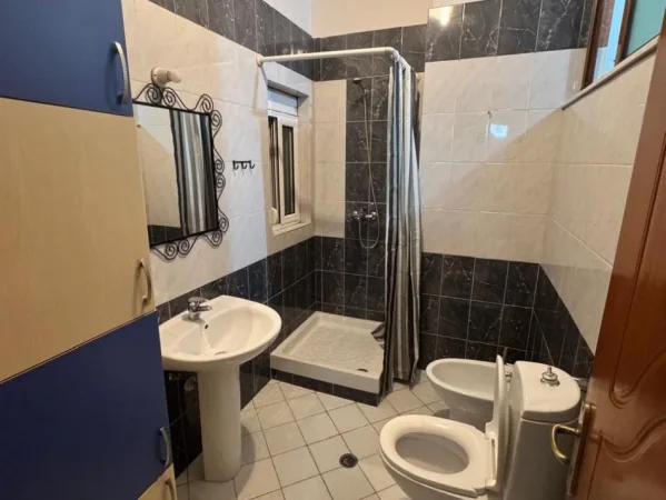 Jepet me qera apartament 2+1+2+Ballkon +parkim Kati 6, 100 m² 55.000 leke (Perballe Maternitetit te Ri te Kopshti Princi i lumtur)