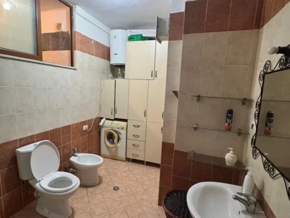 Jepet me qera apartament 2+1+2+Ballkon +parkim Kati 6, 100 m² 55.000 leke (Perballe Maternitetit te Ri te Kopshti Princi i lumtur)