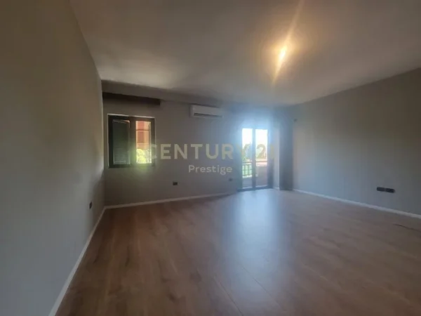 Tirane, jepet me qera zyre Kati 5, 160 m² 1500 € (RRUGA E ELBASANIT, TIRANE!)