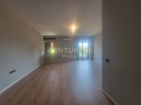 Tirane, jepet me qera zyre Kati 5, 160 m² 2.000 € (RRUGA E ELBASANIT, TIRANE!)