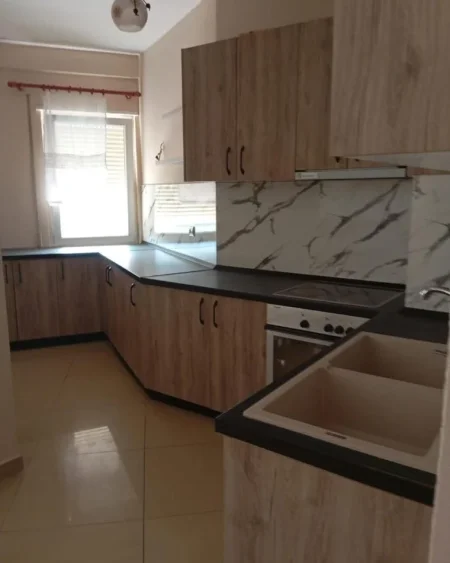 Astir, jepet me qera apart 3+1+2 Kati 2, 157 m² 700 € (Astir, pranë Oslos, buzë rrugës kryesore)