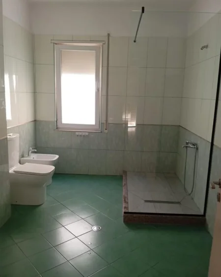 Astir, jepet me qera apart 3+1+2 Kati 2, 157 m² 700 € (Astir, pranë Oslos, buzë rrugës kryesore)