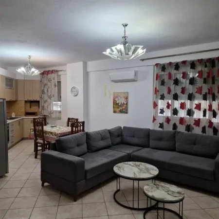 Tirane, jepet me qera ambjent biznesi Kati 1, 120 m² 1.300 € (Bllok)