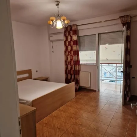 Tirane, jepet me qera ambjent biznesi Kati 1, 120 m² 1.300 € (Bllok)