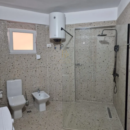 Tirane, jepet me qera ambjent biznesi Kati 1, 120 m² 1.300 € (Bllok)