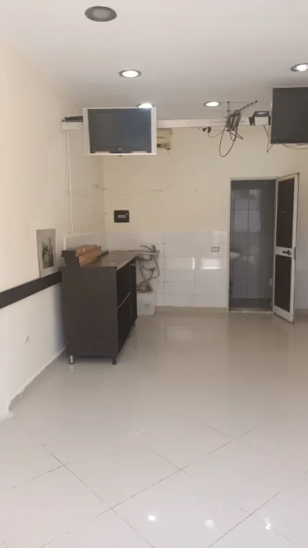 Tirane, jepet me qera dyqan Kati 1, 50 m² 460 € (Rruga ''Kavajes'')