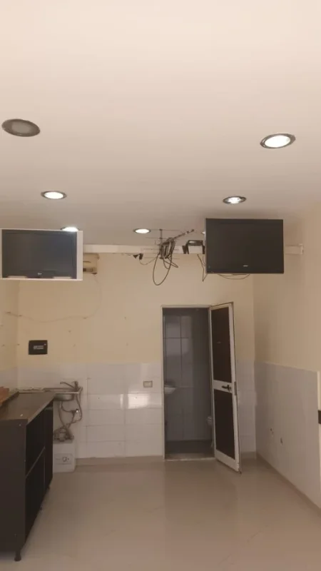 Tirane, jepet me qera dyqan Kati 1, 50 m² 460 € (Rruga ''Kavajes'')