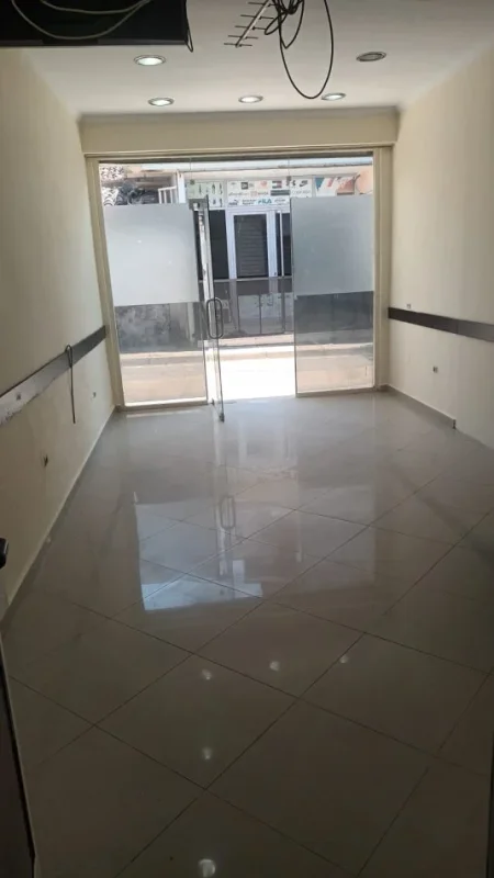 Tirane, jepet me qera dyqan Kati 1, 50 m² 460 € (Rruga ''Kavajes'')