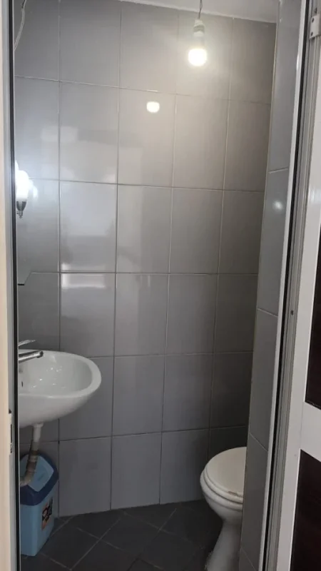 Tirane, jepet me qera dyqan Kati 1, 50 m² 460 € (Rruga ''Kavajes'')
