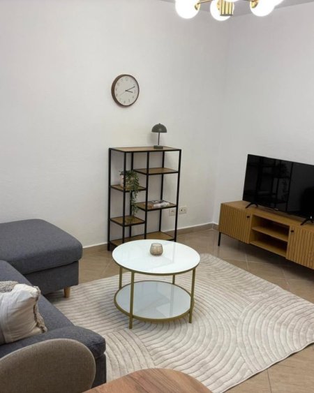 Tirane, jepet me qera apartament 1+1+Ballkon Kati 3, 55 m² 500 € (Pas Shkolles se Baletit)