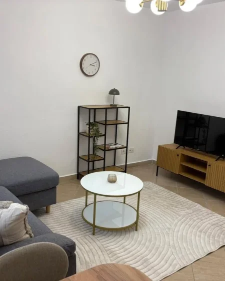 Tirane, jepet me qera apartament 1+1+Ballkon Kati 3, 55 m² 500 € (Pas Shkolles se Baletit)