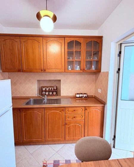 Tirane, jepet me qera apartament 1+1+Ballkon Kati 3, 55 m² 500 € (Pas Shkolles se Baletit)