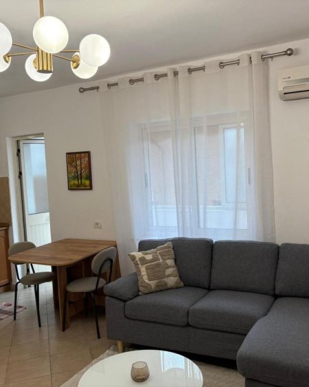 Tirane, jepet me qera apartament 1+1+Ballkon Kati 3, 55 m² 500 € (Pas Shkolles se Baletit)