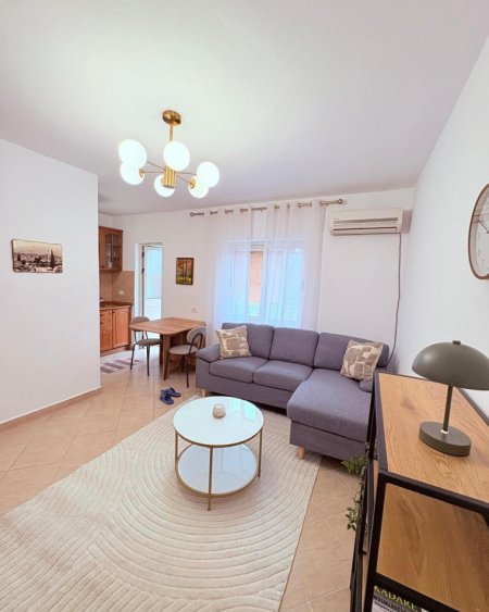Tirane, jepet me qera apartament 1+1+Ballkon Kati 3, 55 m² 500 € (Pas Shkolles se Baletit)