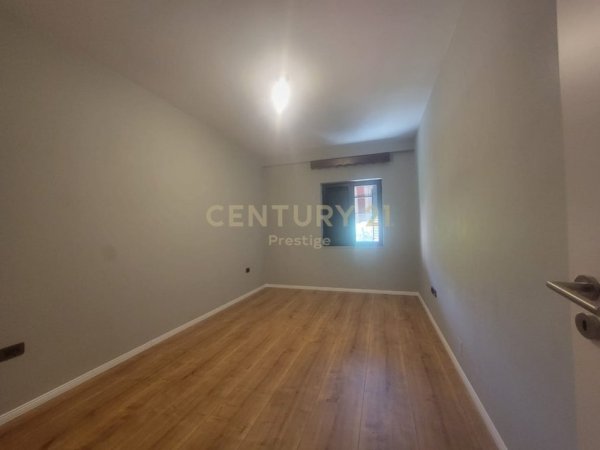 Tirane, jepet me qera zyre 3+1+post parkimi , Kati 5, 160 m² 2.000 € (Bruto) (Prane Ambasades Amerikane)