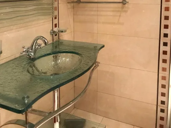 Tirane, jepet me qera apartament duplex 2+1 Kati 6, 100 m² 700 € (Ish Ekspozita, Grepi i Artë)