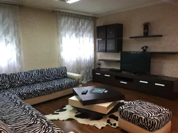 Tirane, jepet me qera apartament duplex 2+1 Kati 6, 100 m² 700 € (Ish Ekspozita, Grepi i Artë)