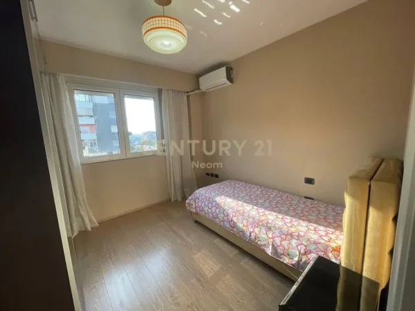 Tirane, jepet me qera apartament 2+1+Ballkon Kati 2, 92 m² 650 € (Neom116574)