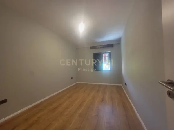 Tirane, jepet me qera zyre Kati 5, 160 m² 2.000 € (Rruga e Elbasanit)