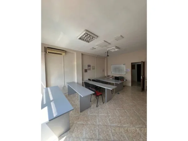 Tirane, jepet me qera ambjent biznesi Kati 1, 155 m² 1.700 € (Qender)