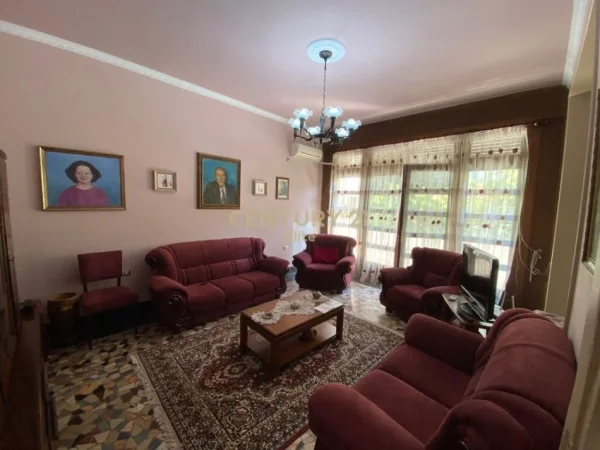 Tirane, jepet me qera ambjent biznesi Kati 1, 192 m² 3.000 € (Rruga Sami Frasheri)